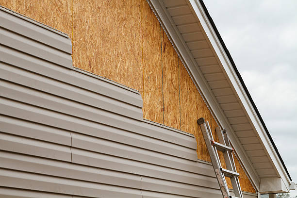 Professional Vinyl Siding technician working in Medina, TX